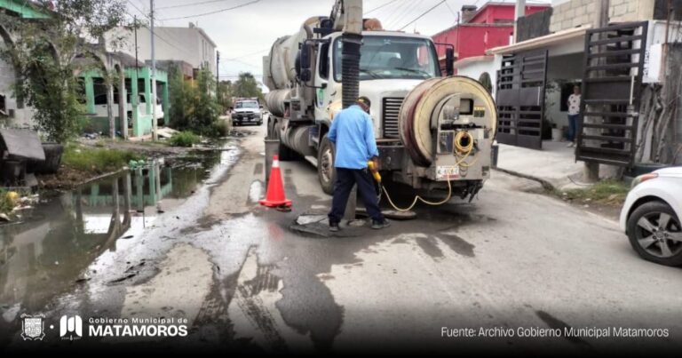 Gobierno de Matamoros mejora el drenaje sanitario en la colonia Las Norias