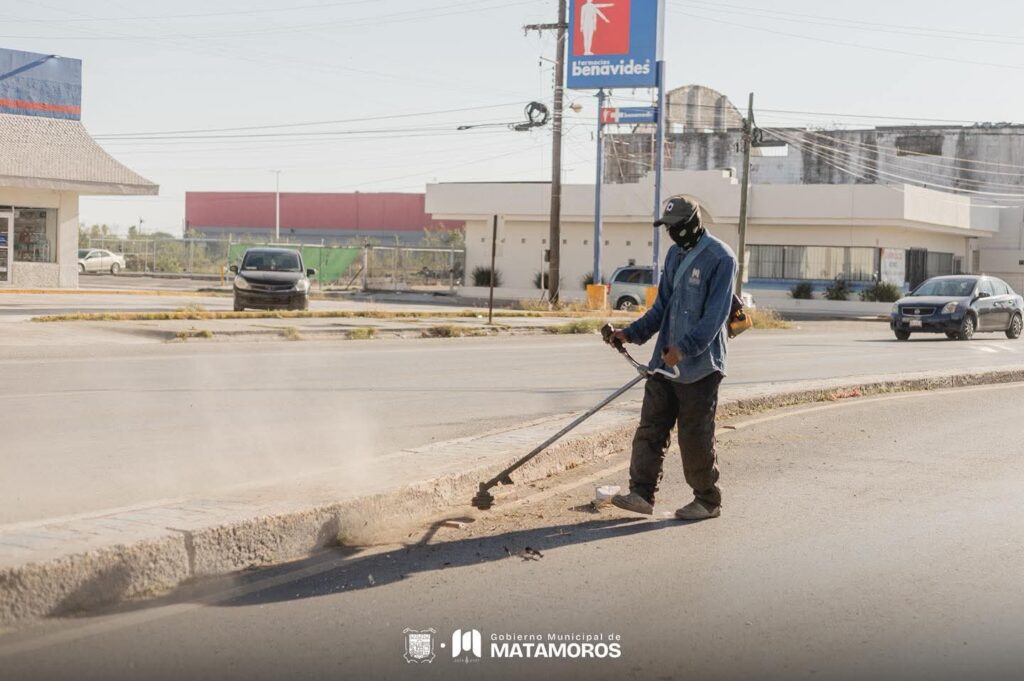 Gobierno de Beto Granados realiza labores de limpieza y mantenimiento en las avenidas principales y colonias