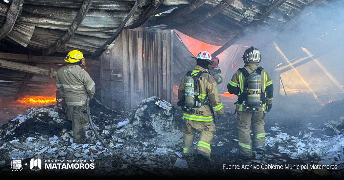 Oportuna intervención de cuerpos de emergencia controla incendio en fábrica de cartón de Matamoros