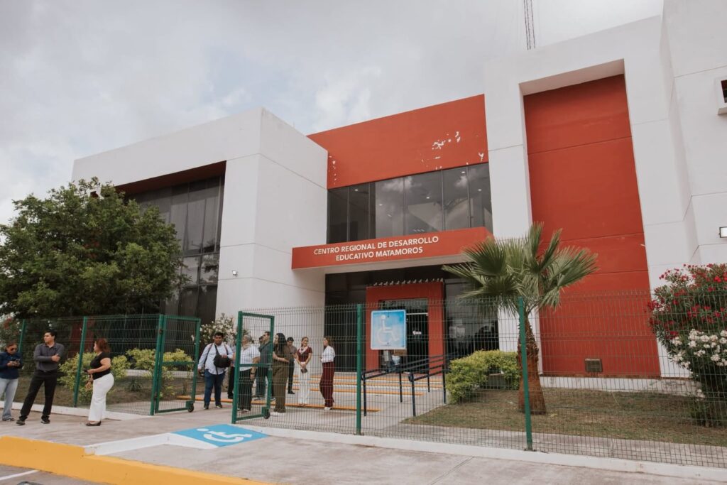 Beto Granados fortalece la coordinación con autoridades educativas estatales durante visita al CREDE Matamoros